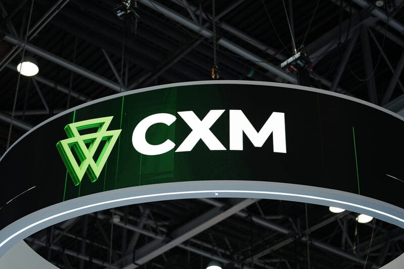 شعار CXM على واجهة جناح العرض