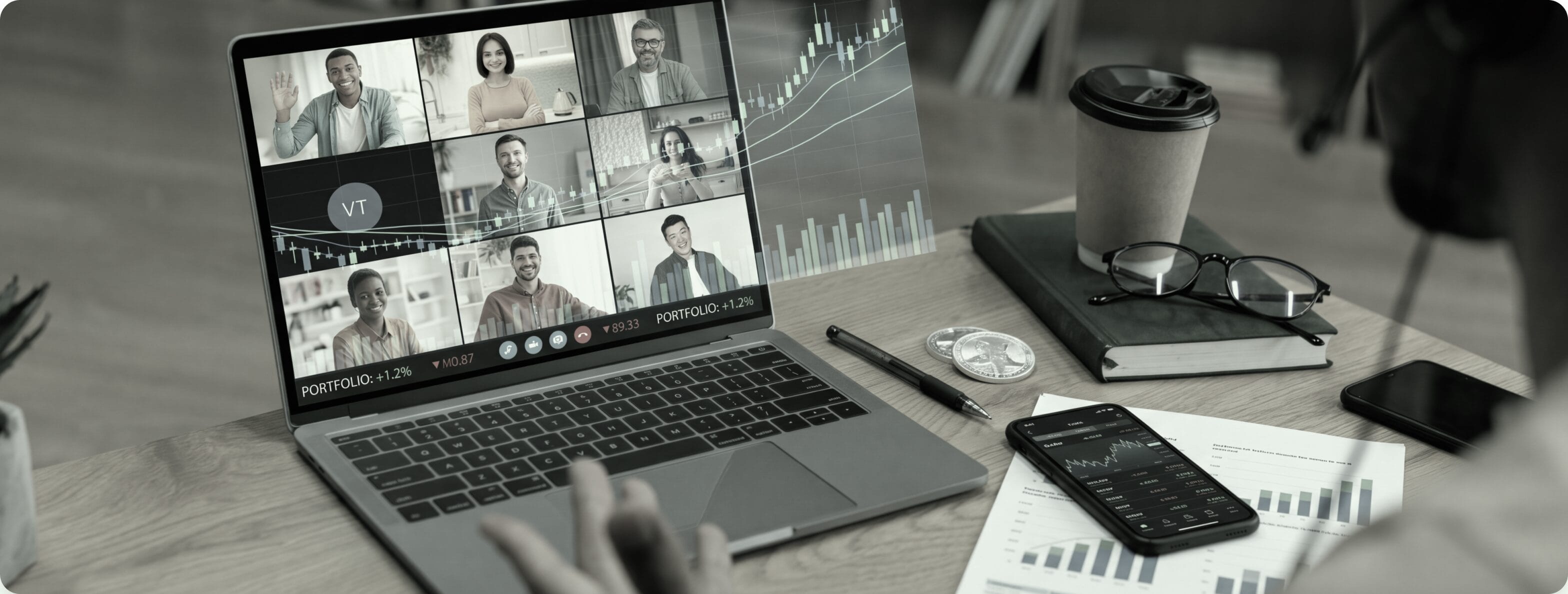متداولون يحضرون ندوة CXM الإلكترونية المباشرة على حاسوب محمول