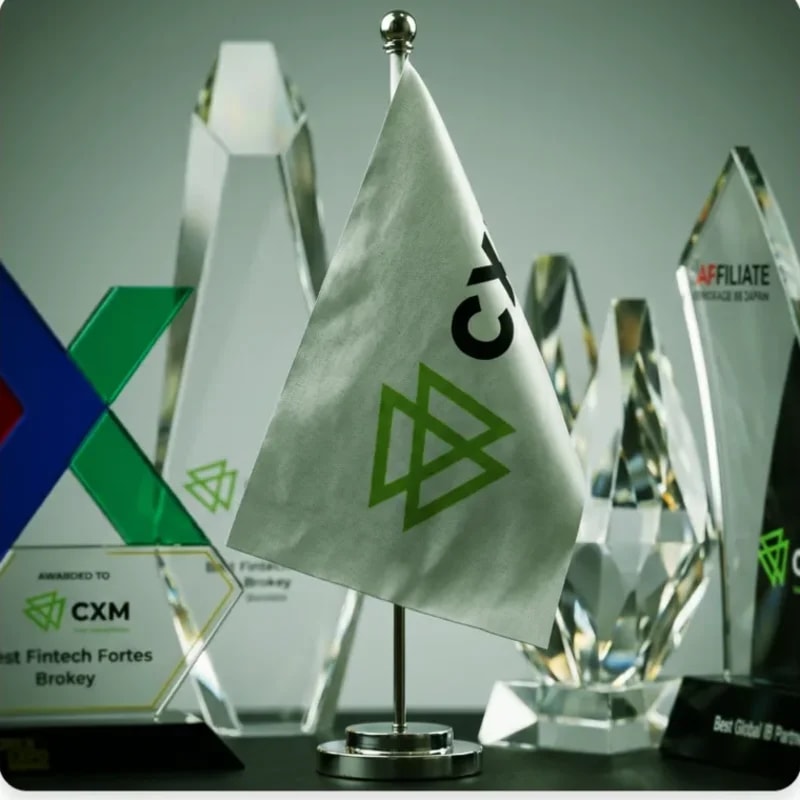 Trofi penghargaan industri CXM yang dipajang